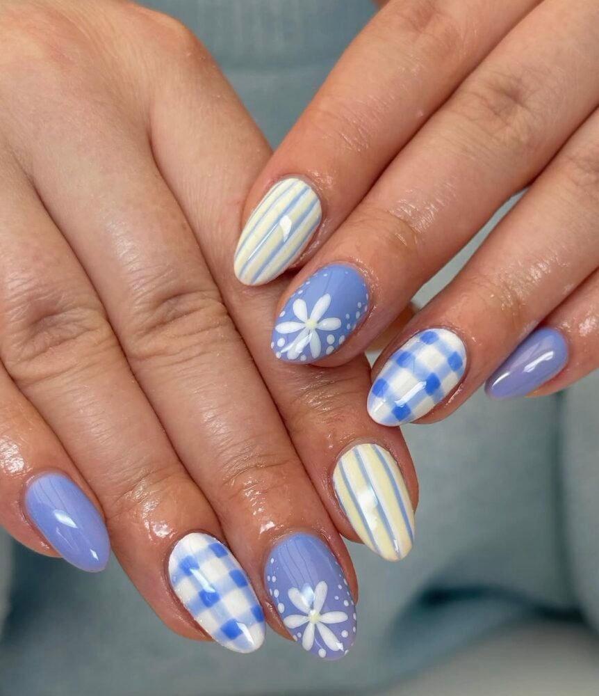 gingham patterned nails